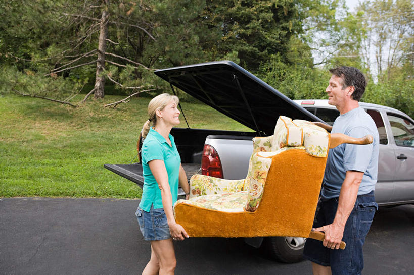 西方人,中年人,两个人,家庭,夫妻,站,笑,微笑,露齿笑,横图,室外,白天,侧面,爱情,草地,草坪,植物,沙发,道路,路,汽车,欧洲,欧洲人,一辆,握,阴影,服装,光线,影子,小路,交通,浪漫,拿,拿着,注视,休闲装,车,草,树,树木,衣服,绿色,阳光,自然,交通工具,轿车,观察,看,站着,休闲,温暖,温馨,一家人,休闲服,恩爱,握着,恋人,服饰,生长,成长,观看,搬家,和睦,察看,迁移,关注,载具,布艺沙发,迁居,乔迁,搬迁,男人,男性,女人,女性,中年男性,中年女性,白种人,夫妇,情侣,站立,半身,彩图,伴侣,融洽