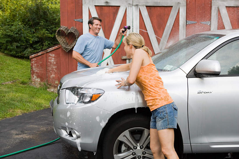 西方人,中年人,背部,两个人,家庭,夫妻,家,站,笑,微笑,露齿笑,横图,室外,白天,正面,爱情,安全,草地,草坪,水,植物,镜子,汽车,照明,欧洲,欧洲人,一辆,握,飞溅,服装,溅,反射,液体,塑料,房屋,屋子,水滴,公寓,浪漫,拿,拿着,注视,休闲装,水管,洋房,楼房,住宅,车,灯,水珠,草,树,树木,衣服,绿色,自然,塑料制品,灯具,交通工具,轿车,观察,看,站着,休闲,温暖,温馨,一家人,休闲服,恩爱,握着,恋人,服饰,后视镜,生长,成长,观看,照亮,软管,镜像,和睦,察看,生命,镜面,照明设备,关注,喷洒,载具,前照灯,前大灯,车前灯,光学,侧视镜,男人,男性,女人,女性,中年男性,中年女性,白种人,夫妇,情侣,站立,半身,彩图,房子,伴侣,融洽