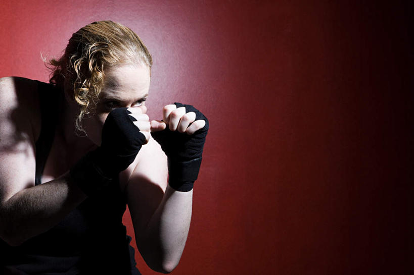 西方人,一个人,拳击手,体育馆,运动场,站,横图,室内,白天,正面,锻炼,快乐,比赛,运动,竞争,拳击,欧洲,欧洲人,仅一个年轻女性,仅一个女性,仅一个人,对抗,红色背景,冲突,注视,娱乐,体育场,观察,看,站着,休闲,观看,察看,体育运动,对立,关注,矛盾,敌对,挫败,斗争,抗拒,抗衡,运动馆,体育,年轻女性,女人,女性,白种人,拳击家,拳击运动员,站立,半身,彩图,健身