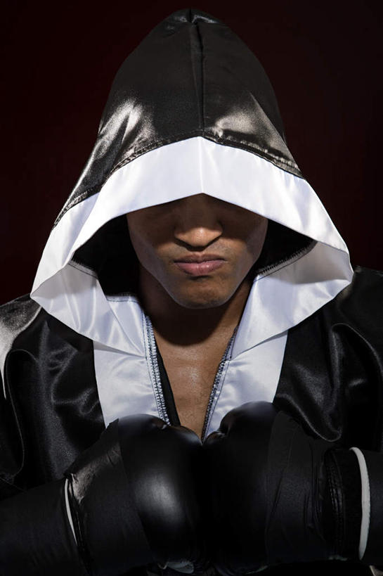 西方人,脸,头,脸颊,一个人,拳击手,体育馆,运动场,站,竖图,室内,特写,白天,正面,运动服,锻炼,快乐,安全,比赛,运动,竞争,拳击,欧洲,欧洲人,仅一个男性,仅一个人,仅一个中年男性,对抗,黑色背景,服装,冲突,防护,拳击手套,娱乐,运动器械,体育场,肩膀,衣服,黑色,手套,站着,休闲,健身器械,服饰,保护,体育运动,衣着,穿着,对立,矛盾,保险,健身器材,敌对,挫败,斗争,抗拒,抗衡,保全,周全,安稳,安定,运动馆,防护手套,衣饰,平安,体育,男人,男性,中年男性,白种人,头部,脸部,脸蛋,面部,拳击家,拳击运动员,站立,半身,彩图,健身,运动器材,运动装