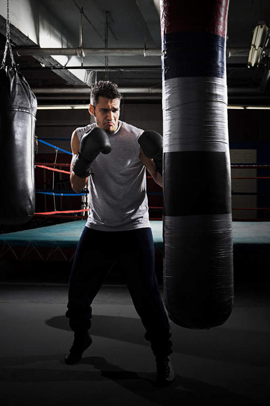 西方人,一个人,拳击手,体育馆,运动场,站,竖图,室内,白天,正面,运动服,锻炼,快乐,安全,比赛,运动,竞争,拳击,欧洲,欧洲人,仅一个男性,仅一个人,对抗,服装,冲突,防护,拳击手套,注视,娱乐,运动器械,体育场,仅一个年轻男性,衣服,手套,观察,看,站着,休闲,健身器械,服饰,观看,张开双腿,保护,察看,体育运动,衣着,穿着,对立,关注,矛盾,保险,健身器材,敌对,挫败,斗争,抗拒,抗衡,保全,周全,安稳,安定,运动馆,防护手套,衣饰,展开双腿,平安,体育,男人,男性,年轻男性,白种人,拳击家,拳击运动员,站立,彩图,全身,健身,运动器材,伸展双腿,运动装