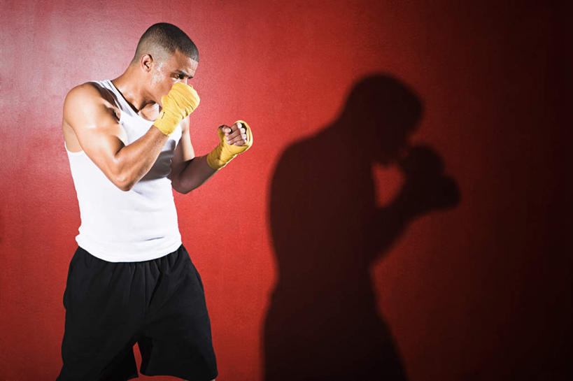 西方人,一个人,拳击手,体育馆,运动场,站,横图,室内,白天,正面,锻炼,快乐,比赛,运动,竞争,拳击,欧洲,欧洲人,仅一个男性,仅一个人,仅一个中年男性,对抗,阴影,红色背景,服装,冲突,反射,背心,影子,注视,娱乐,体育场,衣服,白色,观察,看,握拳,站着,休闲,服饰,观看,察看,体育运动,衣着,穿着,对立,关注,矛盾,敌对,挫败,斗争,抗拒,抗衡,运动馆,衣饰,体育,男人,男性,中年男性,白种人,拳击家,拳击运动员,站立,半身,彩图,健身