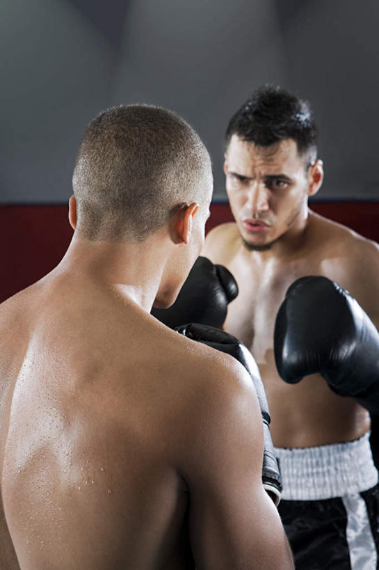 西方人,背部,两个人,拳击手,体育馆,运动场,站,竖图,室内,白天,正面,运动服,锻炼,快乐,安全,比赛,运动,竞争,拳击,欧洲,欧洲人,对抗,服装,冲突,防护,拳击手套,注视,娱乐,运动器械,体育场,裸露,衣服,红色,黑色,手套,观察,看,握拳,站着,休闲,健身器械,服饰,观看,保护,察看,体育运动,衣着,穿着,对立,关注,矛盾,裸,保险,健身器材,敌对,挫败,斗争,抗拒,抗衡,保全,周全,安稳,安定,运动馆,防护手套,衣饰,平安,体育,男人,男性,年轻男性,白种人,拳击家,拳击运动员,站立,半身,彩图,健身,运动器材,运动装