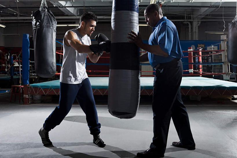 西方人,两个人,拳击手,体育馆,运动场,站,说,横图,室内,白天,侧面,锻炼,讨论,快乐,安全,比赛,运动,竞争,拳击,欧洲,非洲,黑人,欧洲人,对抗,服装,冲突,防护,拳击手套,注视,休闲装,娱乐,运动器械,体育场,相视,衣服,手套,观察,看,站着,休闲,面对面,休闲服,健身器械,服饰,观看,指导,对视,保护,察看,互视,体育运动,对立,关注,矛盾,沙包,保险,相对,健身器材,相看,敌对,挫败,斗争,抗拒,抗衡,保全,周全,安稳,安定,运动馆,防护手套,交流,平安,体育,男人,男性,年轻男性,中年男性,非洲人,拳击家,拳击运动员,沟通,讲话,交谈,商讨,说话,谈话,站立,彩图,全身,健身,运动器材