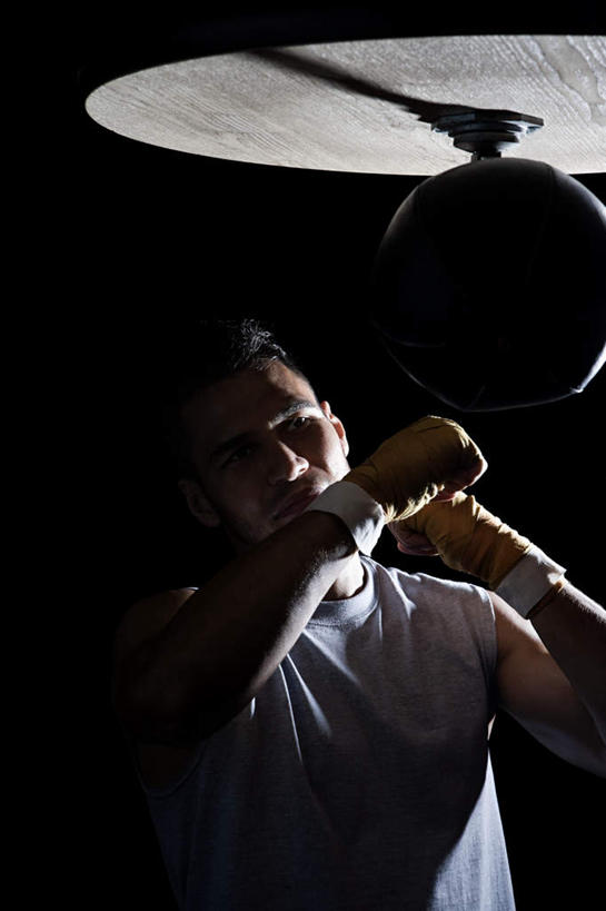 西方人,一个人,拳击手,体育馆,运动场,站,竖图,室内,白天,正面,锻炼,快乐,比赛,运动,竞争,拳击,照明,欧洲,欧洲人,仅一个男性,仅一个人,对抗,阴影,服装,冲突,光线,影子,灯光,注视,休闲装,娱乐,体育场,灯,仅一个年轻男性,衣服,白色,灯具,观察,看,握拳,站着,休闲,休闲服,服饰,观看,聚光灯,照亮,察看,体育运动,照明设备,对立,关注,矛盾,敌对,挫败,斗争,抗拒,抗衡,运动馆,体育,男人,男性,年轻男性,白种人,拳击家,拳击运动员,站立,半身,彩图,健身