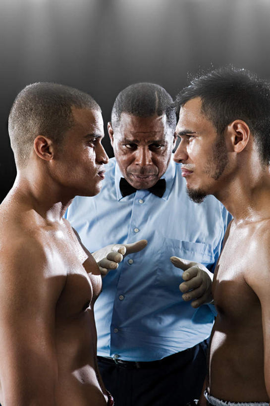 西方人,三个人,拳击手,体育馆,运动场,站,说,竖图,室内,白天,正面,西装,锻炼,讨论,快乐,比赛,运动,竞争,拳击,欧洲,非洲,黑人,欧洲人,对抗,套装,正装,冲突,注视,职业装,娱乐,体育场,相视,观察,看,站着,休闲,面对面,观看,对视,察看,互视,体育运动,对立,关注,矛盾,相对,相看,敌对,挫败,斗争,抗拒,抗衡,运动馆,交流,体育,男人,男性,年轻男性,中年男性,非洲人,拳击家,拳击运动员,沟通,讲话,交谈,商讨,说话,谈话,站立,半身,彩图,健身