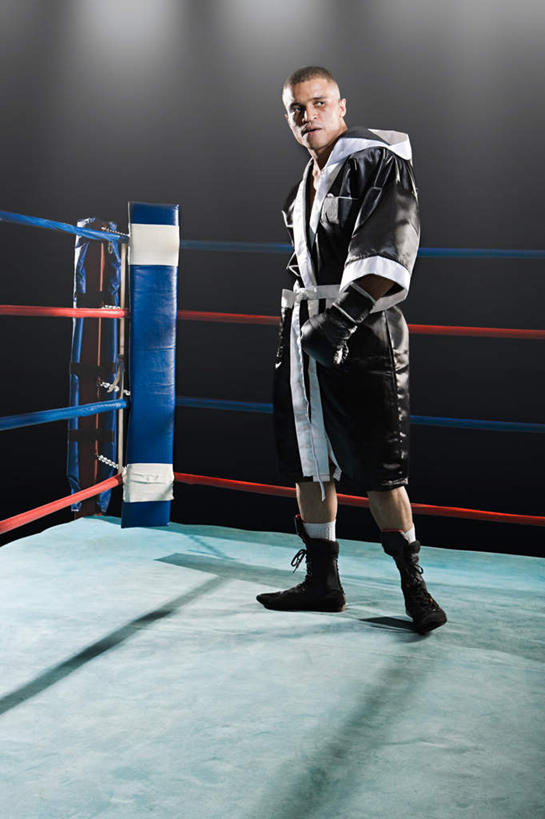 西方人,一个人,拳击手,体育馆,栏杆,运动场,站,竖图,室内,白天,正面,运动服,锻炼,快乐,安全,比赛,运动,竞争,拳击,照明,欧洲,欧洲人,仅一个男性,仅一个人,仅一个中年男性,对抗,阴影,服装,冲突,光线,影子,围栏,灯光,防护,拳击手套,注视,娱乐,运动器械,体育场,护栏,灯,衣服,黑色,手套,灯具,观察,看,站着,休闲,健身器械,服饰,观看,保护,聚光灯,照亮,察看,体育运动,衣着,照明设备,穿着,对立,关注,矛盾,保险,健身器材,敌对,挫败,斗争,抗拒,抗衡,保全,周全,安稳,安定,运动馆,防护手套,衣饰,平安,体育,男人,男性,中年男性,白种人,拳击家,拳击运动员,站立,彩图,全身,健身,运动器材,运动装