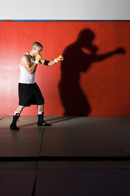 西方人,一个人,拳击手,体育馆,运动场,站,竖图,室内,白天,侧面,运动服,锻炼,快乐,比赛,运动,竞争,拳击,欧洲,欧洲人,仅一个男性,仅一个人,仅一个中年男性,对抗,阴影,红色背景,服装,冲突,光线,影子,灯光,注视,娱乐,体育场,衣服,白色,黑色,观察,看,握拳,站着,休闲,击打,服饰,观看,察看,体育运动,衣着,穿着,对立,关注,矛盾,敌对,挫败,斗争,抗拒,抗衡,运动馆,衣饰,体育,男人,男性,中年男性,白种人,拳击家,拳击运动员,站立,彩图,全身,健身,运动装