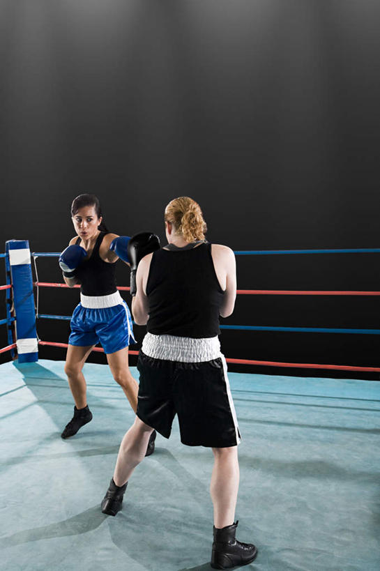 西方人,背部,两个人,拳击手,体育馆,运动场,站,竖图,室内,白天,正面,运动服,锻炼,快乐,安全,比赛,运动,竞争,拳击,欧洲,欧洲人,对抗,阴影,黑色背景,服装,冲突,光线,影子,灯光,防护,拳击手套,注视,娱乐,运动器械,体育场,相视,衣服,黑色,手套,观察,看,站着,休闲,面对面,健身器械,服饰,观看,对视,保护,察看,互视,体育运动,衣着,穿着,对立,关注,矛盾,保险,相对,健身器材,相看,敌对,挫败,斗争,抗拒,抗衡,保全,周全,安稳,安定,运动馆,防护手套,衣饰,平安,体育,年轻女性,女人,女性,白种人,拳击家,拳击运动员,站立,彩图,全身,健身,运动器材,运动装