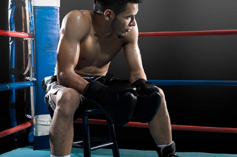 西方人,肌肉,健壮,一个人,拳击手,体育馆,运动场,坐,横图,室内,白天,正面,锻炼,快乐,安全,比赛,运动,竞争,拳击,欧洲,欧洲人,仅一个男性,仅一个人,对抗,黑色背景,冲突,防护,拳击手套,扭头,注视,娱乐,运动器械,体育场,裸露,仅一个年轻男性,手套,观察,看,转头,休闲,健康,健身器械,活力,力量,观看,青春,保护,察看,强壮,体育运动,对立,关注,矛盾,裸,保险,健身器材,敌对,挫败,斗争,抗拒,抗衡,保全,周全,安稳,安定,运动馆,防护手套,平安,体育,男人,男性,年轻男性,白种人,拳击家,拳击运动员,坐着,半身,彩图,健身,运动器材