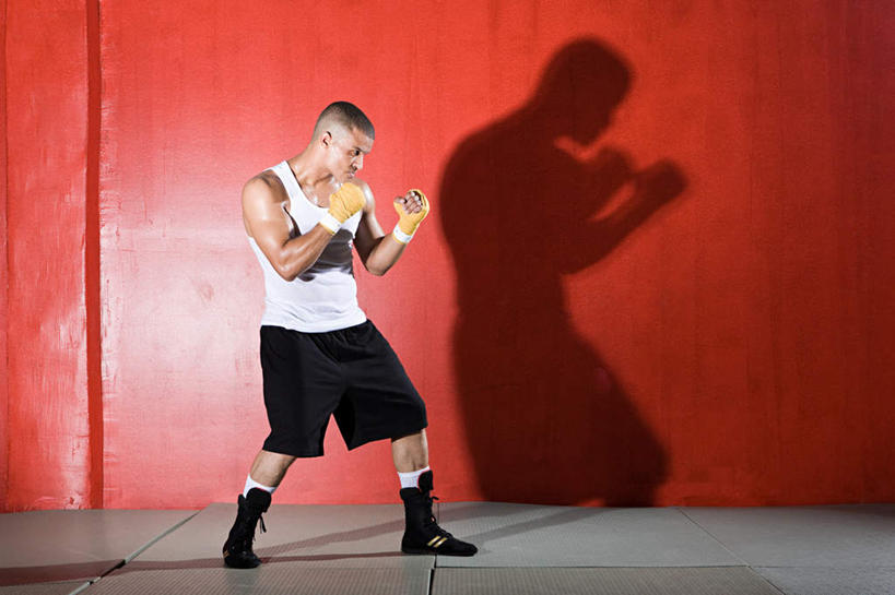 西方人,一个人,拳击手,体育馆,运动场,站,横图,室内,白天,正面,锻炼,快乐,比赛,运动,竞争,拳击,欧洲,欧洲人,仅一个男性,仅一个人,仅一个中年男性,对抗,阴影,红色背景,服装,冲突,反射,背心,影子,注视,娱乐,体育场,衣服,白色,观察,看,握拳,站着,休闲,服饰,观看,察看,体育运动,衣着,穿着,对立,关注,矛盾,敌对,挫败,斗争,抗拒,抗衡,运动馆,衣饰,体育,男人,男性,中年男性,白种人,拳击家,拳击运动员,站立,彩图,全身,健身