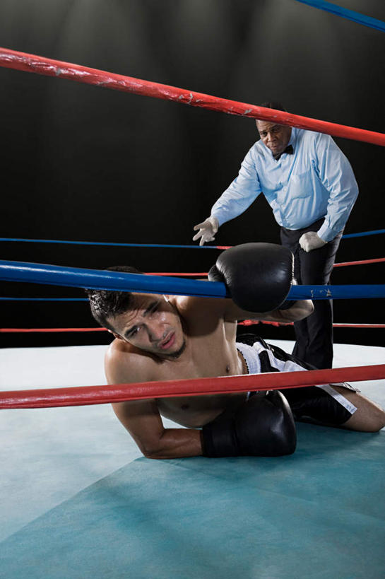 西方人,两个人,拳击手,体育馆,运动场,站,躺,竖图,室内,白天,正面,锻炼,快乐,安全,比赛,运动,竞争,拳击,欧洲,非洲,黑人,欧洲人,对抗,弯腰,阴影,黑色背景,服装,冲突,光线,影子,灯光,防护,拳击手套,注视,娱乐,运动器械,体育场,衣服,手套,观察,看,站着,休闲,健身器械,服饰,观看,保护,察看,体育运动,衣着,穿着,对立,关注,矛盾,保险,健身器材,敌对,挫败,斗争,抗拒,抗衡,保全,周全,安稳,安定,弯身,运动馆,防护手套,衣饰,卧着,平安,体育,男人,男性,年轻男性,中年男性,非洲人,拳击家,拳击运动员,躺着,卧,站立,半身,彩图,健身,运动器材