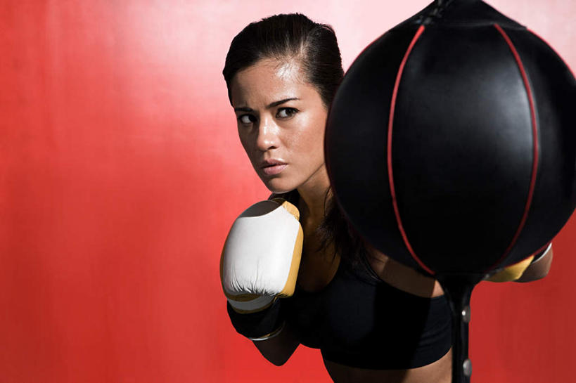 西方人,一个人,拳击手,体育馆,运动场,站,横图,室内,白天,正面,锻炼,快乐,安全,比赛,运动,竞争,拳击,欧洲,欧洲人,仅一个年轻女性,仅一个女性,仅一个人,对抗,阴影,红色背景,冲突,反射,影子,防护,拳击手套,注视,娱乐,运动器械,体育场,手套,观察,看,握拳,站着,休闲,健身器械,击打,观看,保护,察看,体育运动,对立,关注,矛盾,沙包,保险,健身器材,敌对,挫败,斗争,抗拒,抗衡,保全,周全,安稳,安定,运动馆,防护手套,平安,体育,年轻女性,女人,女性,白种人,拳击家,拳击运动员,站立,半身,彩图,健身,运动器材