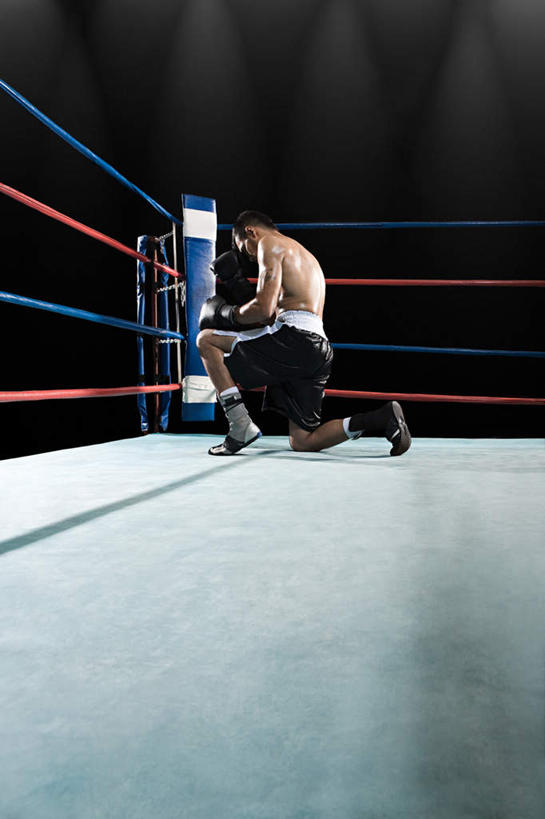 西方人,一个人,拳击手,体育馆,运动场,跪,竖图,室内,白天,侧面,锻炼,快乐,安全,比赛,运动,竞争,拳击,照明,欧洲,欧洲人,仅一个男性,仅一个人,对抗,阴影,黑色背景,裤子,冲突,光线,影子,灯光,防护,拳击手套,娱乐,运动器械,体育场,裸露,灯,仅一个年轻男性,手套,灯具,休闲,健身器械,保护,聚光灯,照亮,体育运动,照明设备,对立,矛盾,裸,保险,健身器材,敌对,挫败,斗争,抗拒,抗衡,保全,周全,安稳,安定,运动馆,防护手套,平安,体育,男人,男性,年轻男性,白种人,拳击家,拳击运动员,跪着,彩图,全身,健身,运动器材