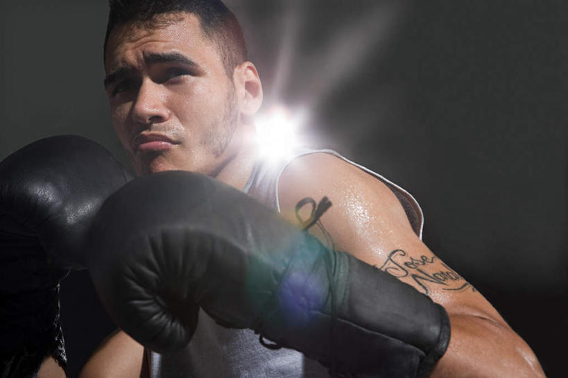 西方人,一个人,拳击手,体育馆,运动场,站,横图,室内,白天,仰视,锻炼,时尚,快乐,安全,比赛,运动,竞争,拳击,照明,欧洲,欧洲人,仅一个男性,仅一个人,对抗,阴影,黑色背景,服装,冲突,光线,影子,灯光,防护,拳击手套,注视,休闲装,文化,娱乐,运动器械,体育场,纹身,灯,仅一个年轻男性,衣服,手套,灯具,观察,看,站着,休闲,休闲服,健身器械,个性,服饰,信仰,观看,保护,聚光灯,照亮,察看,体育运动,照明设备,对立,关注,矛盾,刺青,追求,保险,健身器材,想象,敌对,挫败,斗争,抗拒,抗衡,文身,勇气,崇拜,张扬,保全,周全,安稳,安定,运动馆,防护手套,平安,体育,男人,男性,年轻男性,白种人,拳击家,拳击运动员,站立,半身,彩图,低角度拍摄,健身,运动器材