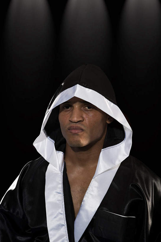 西方人,脸,头,脸颊,一个人,拳击手,体育馆,运动场,站,竖图,室内,特写,白天,正面,锻炼,快乐,比赛,运动,竞争,拳击,欧洲,欧洲人,仅一个男性,仅一个人,仅一个中年男性,对抗,阴影,黑色背景,服装,冲突,光线,影子,灯光,注视,休闲装,娱乐,体育场,肩膀,衣服,黑色,观察,看,站着,休闲,休闲服,服饰,观看,察看,体育运动,对立,关注,矛盾,敌对,挫败,斗争,抗拒,抗衡,运动馆,体育,男人,男性,中年男性,白种人,头部,脸部,脸蛋,面部,拳击家,拳击运动员,站立,半身,彩图,健身