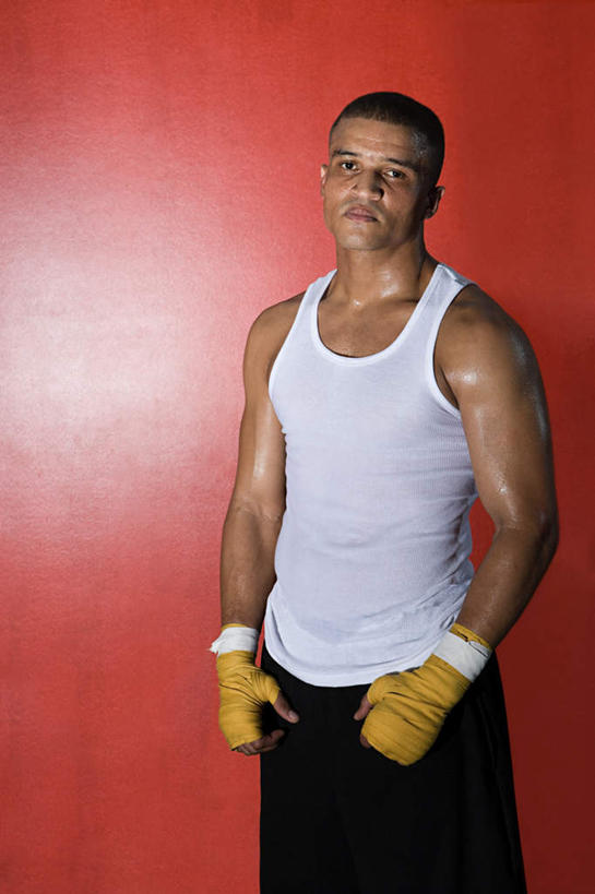 西方人,一个人,拳击手,体育馆,运动场,站,竖图,室内,白天,正面,锻炼,快乐,比赛,运动,竞争,拳击,欧洲,欧洲人,仅一个男性,仅一个人,仅一个中年男性,对抗,阴影,红色背景,服装,冲突,光线,背心,影子,灯光,注视,娱乐,体育场,衣服,白色,观察,看,站着,休闲,服饰,观看,察看,体育运动,衣着,穿着,对立,关注,矛盾,敌对,挫败,斗争,抗拒,抗衡,运动馆,衣饰,体育,男人,男性,中年男性,白种人,拳击家,拳击运动员,站立,半身,彩图,健身