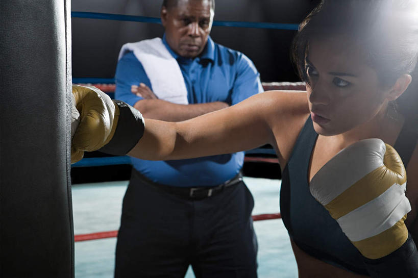 西方人,两个人,拳击手,体育馆,运动场,站,双手交叉,横图,室内,白天,正面,锻炼,快乐,安全,比赛,运动,竞争,拳击,欧洲,非洲,黑人,欧洲人,对抗,阴影,黑色背景,服装,冲突,光线,背心,纺织物,影子,灯光,防护,拳击手套,注视,娱乐,运动器械,体育场,衣服,蓝色,黑色,手套,毛巾,观察,看,清洁,握拳,站着,休闲,健身器械,击打,服饰,观看,保暖,保护,察看,双手抱胸,体育运动,衣着,穿着,对立,关注,矛盾,沙包,保险,健身器材,透气,防水,敌对,挫败,斗争,抗拒,抗衡,保全,周全,安稳,安定,运动馆,防护手套,衣饰,储水,耐磨,吸水,平安,体育,男人,男性,年轻女性,女人,女性,中年男性,白种人,非洲人,拳击家,拳击运动员,站立,半身,彩图,健身,运动器材