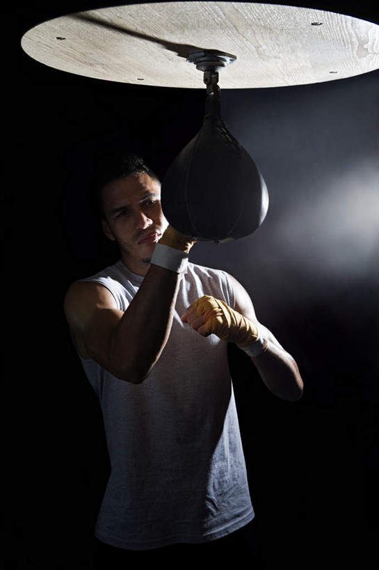 西方人,一个人,拳击手,体育馆,运动场,站,竖图,室内,白天,正面,锻炼,快乐,比赛,运动,竞争,拳击,照明,欧洲,欧洲人,仅一个男性,仅一个人,对抗,握,阴影,黑色背景,服装,冲突,光线,影子,灯光,拿,拿着,注视,休闲装,娱乐,体育场,灯,仅一个年轻男性,衣服,白色,灯具,观察,看,握拳,站着,休闲,休闲服,击打,握着,服饰,观看,聚光灯,照亮,察看,体育运动,照明设备,对立,关注,矛盾,沙包,敌对,挫败,斗争,抗拒,抗衡,运动馆,体育,男人,男性,年轻男性,白种人,拳击家,拳击运动员,站立,半身,彩图,健身