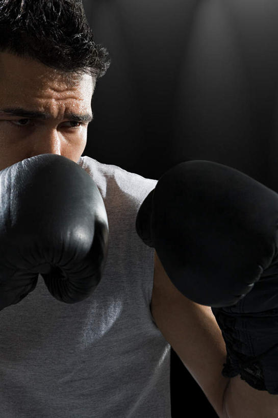 西方人,一个人,拳击手,体育馆,运动场,站,竖图,室内,白天,正面,锻炼,快乐,安全,比赛,运动,竞争,拳击,欧洲,欧洲人,仅一个男性,仅一个人,对抗,阴影,黑色背景,服装,冲突,光线,影子,灯光,防护,拳击手套,注视,休闲装,娱乐,运动器械,体育场,仅一个年轻男性,衣服,白色,手套,观察,看,握拳,站着,休闲,休闲服,健身器械,击打,服饰,观看,保护,察看,体育运动,对立,关注,矛盾,保险,健身器材,敌对,挫败,斗争,抗拒,抗衡,保全,周全,安稳,安定,运动馆,防护手套,平安,体育,男人,男性,年轻男性,白种人,拳击家,拳击运动员,站立,半身,彩图,健身,运动器材