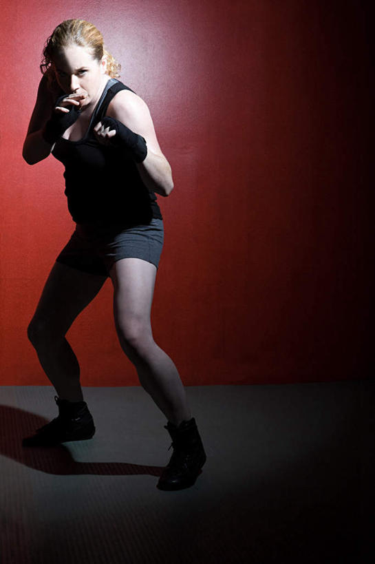 西方人,一个人,拳击手,体育馆,运动场,站,竖图,室内,白天,正面,锻炼,快乐,安全,比赛,运动,竞争,拳击,照明,欧洲,欧洲人,仅一个年轻女性,仅一个女性,仅一个人,对抗,阴影,红色背景,服装,冲突,光线,背心,影子,灯光,防护,拳击手套,注视,娱乐,运动器械,体育场,灯,衣服,黑色,手套,灯具,观察,看,握拳,站着,休闲,健身器械,服饰,观看,张开双腿,保护,聚光灯,照亮,察看,体育运动,衣着,照明设备,穿着,对立,关注,矛盾,保险,健身器材,敌对,挫败,斗争,抗拒,抗衡,保全,周全,安稳,安定,运动馆,防护手套,衣饰,展开双腿,平安,体育,年轻女性,女人,女性,白种人,拳击家,拳击运动员,站立,彩图,全身,健身,运动器材,伸展双腿