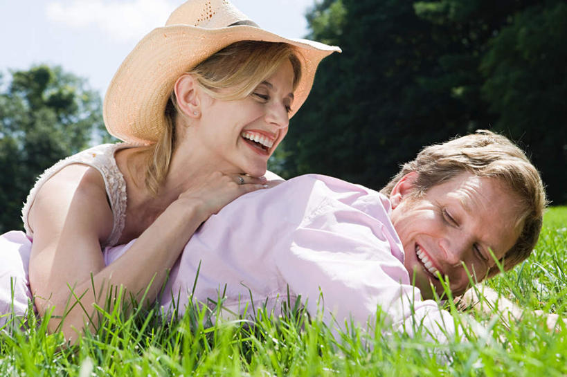 西方人,中年人,两个人,家庭,夫妻,躺,笑,微笑,露齿笑,横图,室外,白天,正面,爱情,草地,草坪,植物,帽子,欧洲,欧洲人,撑,服装,草帽,浪漫,注视,休闲装,草,树,树木,衣服,绿色,自然,观察,看,趴着,休闲,温暖,温馨,一家人,休闲服,恩爱,恋人,服饰,生长,成长,观看,和睦,察看,撑着,关注,卧着,男人,男性,女人,女性,中年男性,中年女性,白种人,夫妇,情侣,趴,躺着,卧,半身,彩图,伴侣,融洽