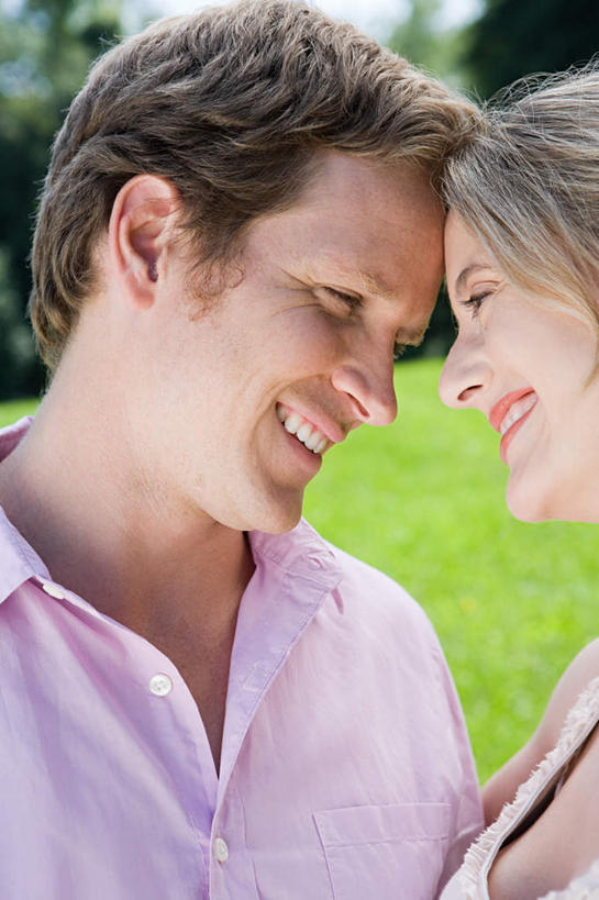 西方人,中年人,脸,头,脸颊,两个人,家庭,夫妻,站,笑,微笑,露齿笑,竖图,室外,特写,白天,正面,爱情,草地,草坪,植物,欧洲,欧洲人,服装,浪漫,依偎,注视,休闲装,肩膀,草,树,树木,衣服,绿色,自然,观察,看,靠,靠着,倚靠,站着,休闲,温暖,温馨,一家人,休闲服,恩爱,恋人,服饰,生长,成长,观看,和睦,察看,倚着,关注,依附,依赖,投靠,男人,男性,女人,女性,中年男性,中年女性,白种人,头部,脸部,脸蛋,面部,夫妇,情侣,站立,半身,彩图,伴侣,融洽