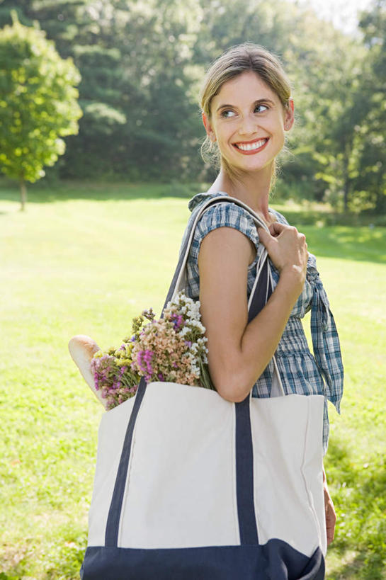 点心,面包,西方人,一个人,站,笑,微笑,露齿笑,竖图,室外,白天,侧面,购物,消费,草地,草坪,植物,袋子,欧洲,欧洲人,仅一个女性,仅一个人,握,阴影,服装,环保,光线,包装袋,影子,食品,面点,购物袋,拿,拿着,扭头,注视,休闲装,草,树,树木,食物,糕点,衣服,绿色,阳光,自然,环保袋,观察,看,站着,转头,仅一个中年女性,休闲,休闲服,握着,金融,服饰,生长,能源,成长,观看,回收,资源,察看,购买,关注,贸易,利用,低碳,循环,持续,女人,女性,中年女性,白种人,站立,半身,彩图