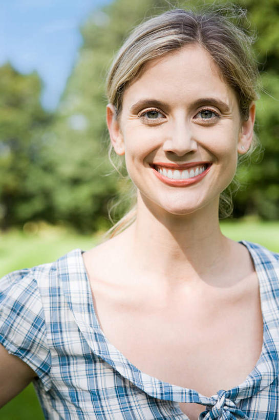 西方人,脸,头,脸颊,一个人,站,笑,微笑,露齿笑,竖图,室外,特写,白天,正面,草地,草坪,植物,欧洲,欧洲人,仅一个女性,仅一个人,服装,朦胧,模糊,注视,休闲装,肩膀,草,树,树木,衣服,蓝色,绿色,蓝天,天空,自然,天,观察,看,站着,仅一个中年女性,休闲,休闲服,服饰,生长,晴朗,成长,观看,察看,关注,万里无云,女人,女性,中年女性,白种人,头部,脸部,脸蛋,面部,晴空,晴空万里,站立,半身,彩图