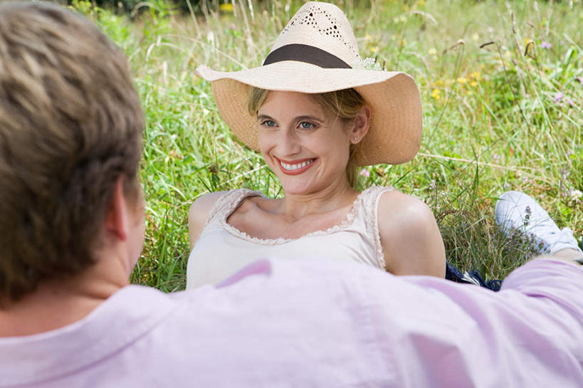 西方人,中年人,两个人,家庭,夫妻,躺,笑,微笑,露齿笑,横图,俯视,室外,白天,爱情,草地,草坪,植物,帽子,欧洲,欧洲人,服装,草帽,浪漫,注视,休闲装,草,衣服,绿色,观察,看,休闲,温暖,温馨,一家人,休闲服,恩爱,恋人,服饰,观看,和睦,察看,关注,卧着,男人,男性,女人,女性,中年男性,中年女性,白种人,夫妇,情侣,躺着,卧,半身,彩图,高角度拍摄,伴侣,融洽