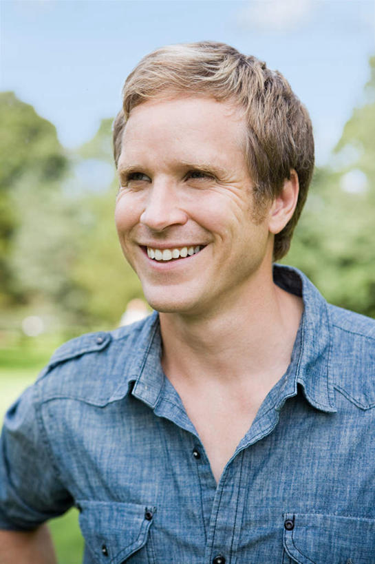 西方人,脸,头,脸颊,一个人,站,笑,微笑,露齿笑,竖图,室外,特写,白天,正面,植物,欧洲,欧洲人,仅一个男性,仅一个人,仅一个中年男性,服装,朦胧,模糊,云,云朵,云彩,注视,休闲装,肩膀,树,树木,衣服,蓝色,绿色,白云,蓝天,天空,自然,天,观察,看,站着,休闲,休闲服,服饰,生长,晴朗,成长,观看,察看,关注,男人,男性,中年男性,白种人,头部,脸部,脸蛋,面部,晴空,站立,半身,彩图