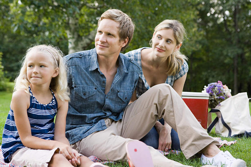 西方人,儿童,中年人,三个人,家庭,夫妻,母亲,父亲,女儿,坐,笑,微笑,露齿笑,横图,室外,白天,正面,爱情,纯洁,草地,草坪,植物,欧洲,欧洲人,一排,服装,整齐,坐垫,浪漫,注视,休闲装,草,树,树木,排列,小孩,衣服,绿色,自然,观察,看,休闲,温暖,温馨,父女,母女,三口之家,一家人,休闲服,恩爱,父爱,可爱,母爱,童年,童趣,恋人,服饰,生长,成长,观看,和睦,察看,队列,关注,童真,烂漫,无邪,野餐垫,野餐地毯,多功能毯,天真,男人,男性,女孩,女人,女性,中年男性,中年女性,白种人,孩子,夫妇,情侣,坐着,半身,彩图,伴侣,融洽,女生