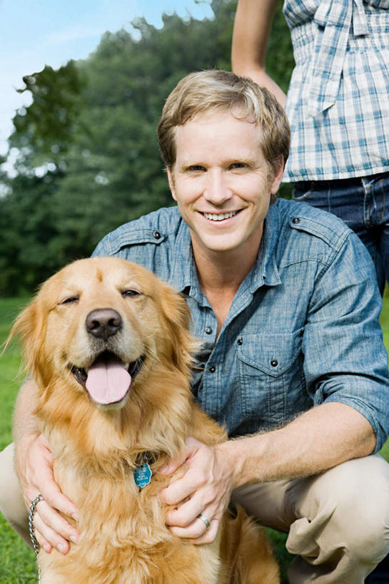 西方人,中年人,两个人,家庭,夫妻,站,坐,笑,摸,微笑,露齿笑,竖图,室外,白天,正面,爱情,草地,草坪,植物,宠物,狗,欧洲,欧洲人,抚摸,服装,云,云朵,浪漫,云彩,注视,休闲装,金毛犬,草,树,树木,一只,衣服,蓝色,绿色,白云,蓝天,天空,自然,动物,天,观察,看,站着,休闲,温暖,温馨,一家人,休闲服,恩爱,可爱,恋人,服饰,金毛,生长,晴朗,成长,观看,和睦,察看,金毛猎犬,关注,寻回犬,金毛寻回犬,忠诚,金毛狗,金毛寻回狗,寻回狗,男人,男性,女人,女性,中年男性,中年女性,白种人,夫妇,情侣,晴空,犬,触摸,接触,站立,坐着,半身,彩图,伴侣,融洽