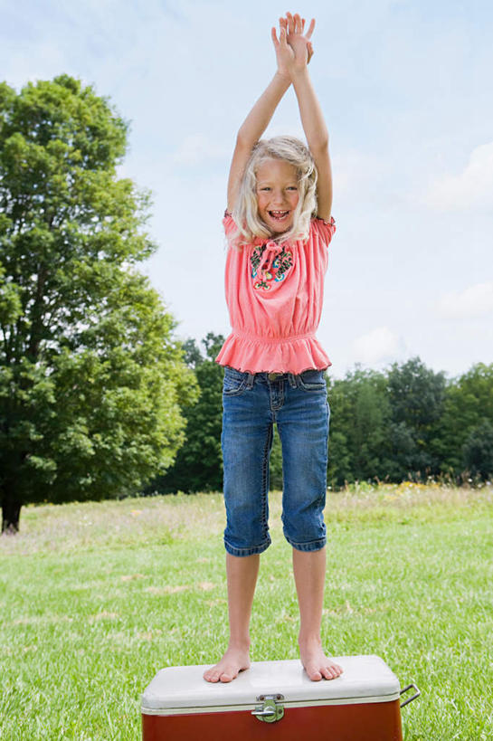 西方人,儿童,一个人,站,举,竖图,室外,白天,正面,纯洁,草地,草坪,植物,欧洲,欧洲人,仅一个女性,仅一个人,服装,裤子,篮子,云,云朵,云彩,注视,牛仔裤,休闲装,草,树,树木,小孩,衣服,蓝色,绿色,白云,蓝天,天空,自然,天,观察,看,托,站着,仅一个小孩,休闲,休闲服,可爱,童年,童趣,服饰,生长,晴朗,成长,观看,察看,关注,童真,烂漫,无邪,食物篮,天真,女孩,女人,女性,白种人,孩子,晴空,举起,举手,举着,向上举,向上伸,向上托,站立,彩图,全身,野餐篮,女生