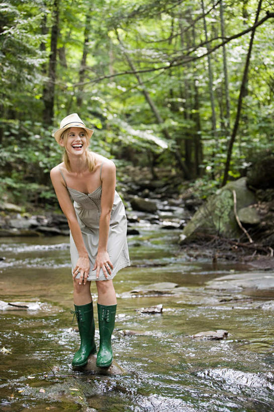 西方人,一个人,站,笑,微笑,露齿笑,竖图,室外,白天,正面,裙子,河流,石头,水,植物,鞋子,欧洲,欧洲人,仅一个女性,仅一个人,弯腰,波纹,连衣裙,石子,雨鞋,雨靴,河水,水流,涟漪,注视,靴子,树,树木,绿色,倒影,水纹,自然,波浪,观察,看,站着,仅一个中年女性,生长,成长,观看,察看,倒映,关注,胶鞋,水晕,弯身,反照,女人,女性,中年女性,白种人,石块,岩石,站立,彩图,全身