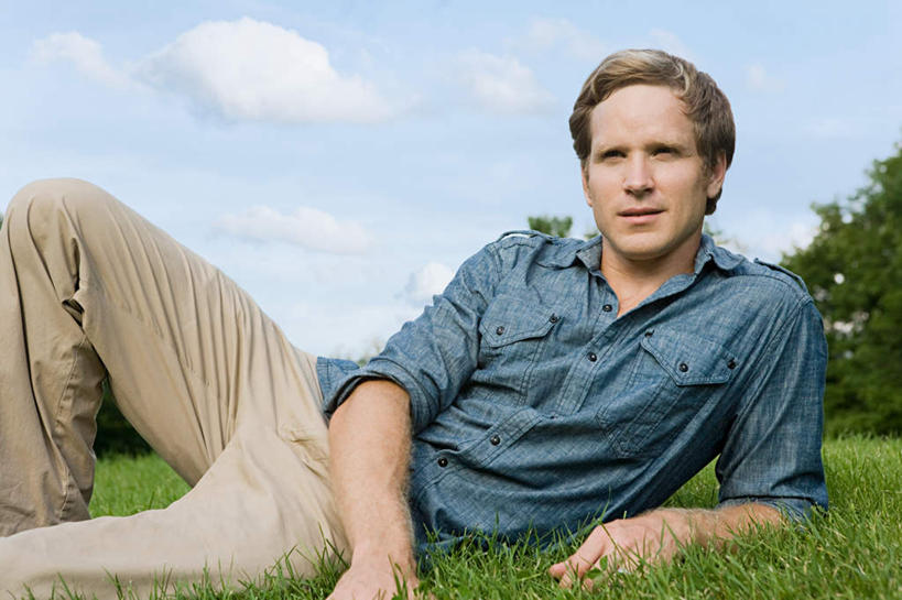 西方人,一个人,躺,笑,微笑,横图,室外,白天,正面,草地,草坪,植物,欧洲,欧洲人,仅一个男性,仅一个人,仅一个中年男性,撑,阴影,服装,光线,影子,云,云朵,云彩,注视,休闲装,草,树,树木,衣服,蓝色,绿色,白云,蓝天,天空,阳光,自然,天,观察,看,休闲,休闲服,服饰,生长,晴朗,成长,观看,察看,撑着,关注,卧着,男人,男性,中年男性,白种人,晴空,躺着,卧,半身,彩图