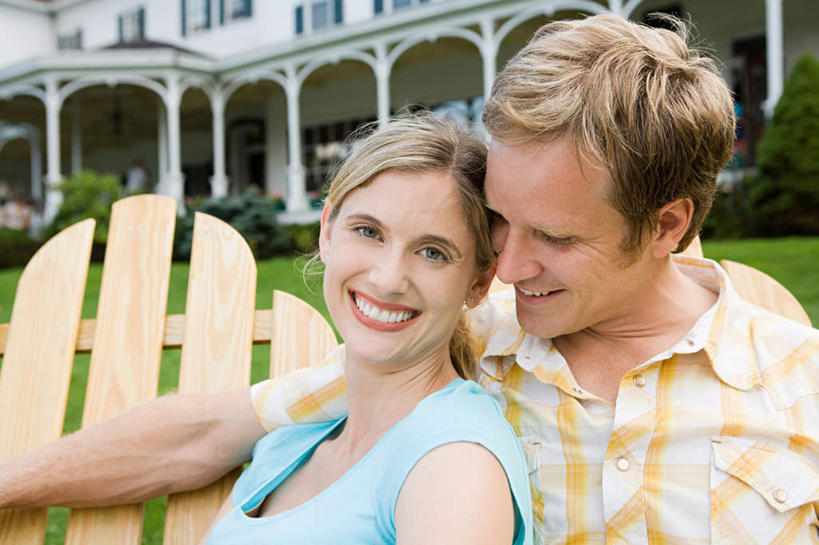 西方人,两个人,夫妻,家,坐,笑,微笑,露齿笑,横图,室外,白天,正面,爱情,草地,草坪,植物,别墅,椅子,欧洲,欧洲人,服装,房屋,木椅,躺椅,屋子,公寓,浪漫,扭头,注视,休闲装,洋房,楼房,住宅,草,树,树木,衣服,绿色,自然,观察,看,转头,休闲,休闲服,恩爱,恋人,服饰,生长,成长,观看,察看,关注,男人,男性,女人,女性,中年男性,中年女性,白种人,夫妇,情侣,坐着,半身,彩图,房子,伴侣