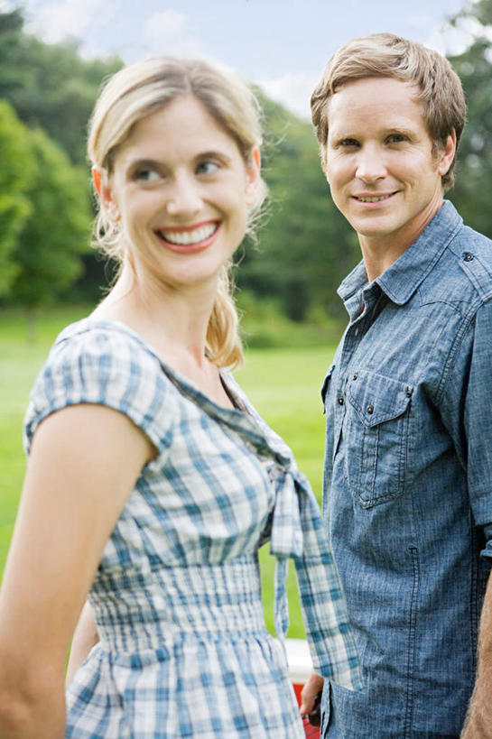 西方人,两个人,夫妻,站,笑,微笑,露齿笑,竖图,室外,白天,侧面,裙子,爱情,草地,草坪,植物,欧洲,欧洲人,连衣裙,服装,朦胧,模糊,浪漫,扭头,注视,休闲装,草,树,树木,衣服,蓝色,绿色,蓝天,天空,自然,天,观察,看,站着,转头,休闲,休闲服,恩爱,恋人,服饰,生长,晴朗,成长,观看,察看,关注,背手,万里无云,男人,男性,女人,女性,中年男性,中年女性,白种人,夫妇,情侣,晴空,晴空万里,站立,半身,彩图,伴侣