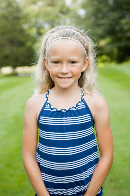 西方人,儿童,一个人,站,笑,微笑,露齿笑,竖图,室外,白天,正面,纯洁,草地,草坪,植物,吊带,欧洲,欧洲人,仅一个女性,仅一个人,服装,朦胧,模糊,装饰,注视,吊带衫,草,树,树木,小孩,衣服,绿色,自然,发箍,发饰,饰品,观察,看,站着,仅一个小孩,可爱,童年,童趣,服饰,生长,成长,头箍,观看,察看,衣着,穿着,关注,发卡,童真,烂漫,无邪,配饰,衣饰,天真,女孩,女人,女性,白种人,孩子,站立,半身,彩图,女生