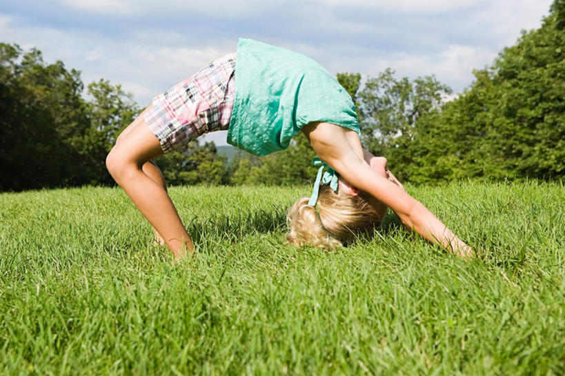 西方人,儿童,一个人,横图,室外,白天,侧面,纯洁,草地,草坪,植物,欧洲,欧洲人,仅一个女性,仅一个人,撑,弯腰,服装,云,云朵,云彩,注视,休闲装,草,树,树木,小孩,衣服,蓝色,绿色,白云,蓝天,天空,自然,天,观察,看,仅一个小孩,休闲,休闲服,可爱,童年,童趣,服饰,生长,晴朗,成长,观看,察看,撑着,关注,童真,烂漫,无邪,弯身,天真,女孩,女人,女性,白种人,孩子,晴空,彩图,全身,女生