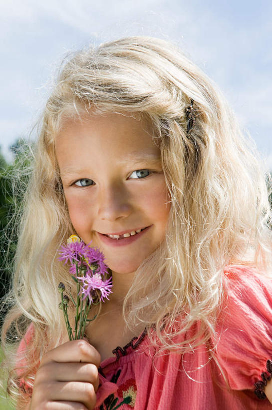 西方人,儿童,脸,头,脸颊,手,一个人,站,笑,微笑,露齿笑,竖图,室外,特写,白天,正面,纯洁,植物,欧洲,欧洲人,仅一个女性,仅一个人,服装,朦胧,模糊,盛开,云,云朵,花蕾,云彩,注视,休闲装,肩膀,花,花瓣,花朵,鲜花,树,树木,小孩,衣服,红色,蓝色,绿色,白云,蓝天,天空,自然,天,花苞,花蕊,观察,看,站着,仅一个小孩,休闲,手部,休闲服,可爱,童年,童趣,服饰,生长,晴朗,成长,观看,单手,一支,察看,关注,童真,烂漫,无邪,天真,女孩,女人,女性,白种人,孩子,头部,脸部,脸蛋,面部,晴空,站立,半身,彩图,女生