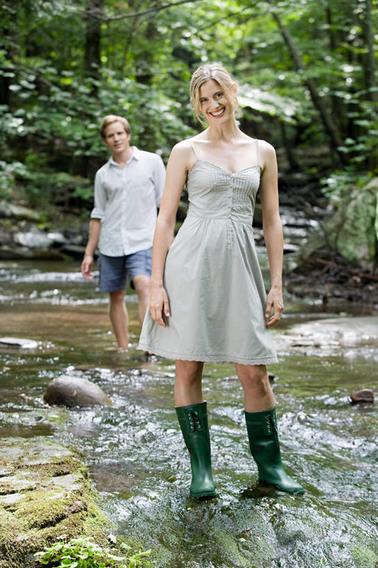 西方人,两个人,夫妻,站,走,笑,微笑,露齿笑,竖图,室外,白天,正面,裙子,爱情,河流,森林,树林,水,植物,鞋子,欧洲,欧洲人,连衣裙,服装,朦胧,模糊,雨鞋,雨靴,河水,水流,浪漫,注视,休闲装,靴子,树,树木,衣服,绿色,小溪,自然,溪水,观察,看,站着,休闲,休闲服,恩爱,恋人,服饰,生长,成长,观看,吊带裙,察看,关注,胶鞋,男人,男性,女人,女性,中年男性,中年女性,白种人,夫妇,情侣,步行,散步,站立,走路,彩图,全身,伴侣