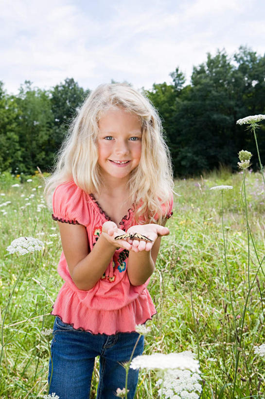西方人,儿童,一个人,站,捧,笑,微笑,露齿笑,竖图,室外,白天,正面,纯洁,草地,草坪,植物,蝴蝶,欧洲,欧洲人,仅一个女性,仅一个人,服装,昆虫,云,云朵,云彩,注视,休闲装,草,树,树木,一只,小孩,衣服,蓝色,绿色,白云,蓝天,天空,自然,动物,天,观察,看,站着,仅一个小孩,休闲,休闲服,可爱,童年,童趣,服饰,生长,晴朗,成长,观看,察看,关注,益虫,童真,烂漫,无邪,天真,女孩,女人,女性,白种人,孩子,晴空,端,端着,捧着,手捧,站立,半身,彩图,女生