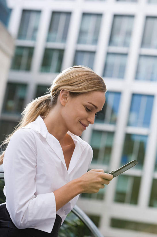 西方人,一个人,商务人士,商务女性,高楼大厦,站,笑,打电话,微笑,竖图,室外,白天,侧面,办公楼,大厦,建筑,摩天大楼,写字楼,电话,手机,欧洲,欧洲人,仅一个年轻女性,仅一个女性,仅一个人,敲打,套装,朦胧,模糊,注视,输入,通讯设备,楼宇,打字,观察,看,站着,商务楼,观看,点击,敲击,察看,关注,商务装,工薪阶层,交流,按键,年轻女性,女人,女性,白种人,白领,上班族,沟通,通话,站立,半身,彩图,大楼,高层建筑,高楼,摩天楼