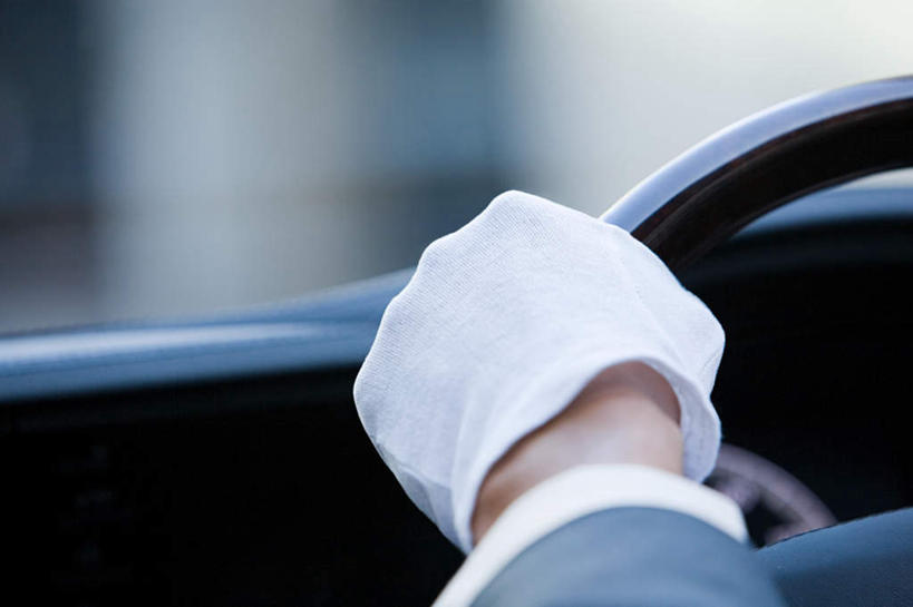 西方人,手,一个人,司机,坐,横图,室内,特写,白天,西装,机器,仪器,窗户,汽车,欧洲,欧洲人,仅一个男性,仅一个人,一辆,握,阴影,套装,正装,朦胧,模糊,装饰,反射,影子,职业装,设备,玻璃窗,车,仅一个年轻男性,背面,车窗,方向盘,手套,交通工具,轿车,观察,驾驶,行驶,温暖,手部,握着,观看,保暖,单手,华丽,点缀,控制,察看,御寒,载具,衬托,美观,雅致,雅观,男人,男性,年轻男性,白种人,坐着,半身,彩图