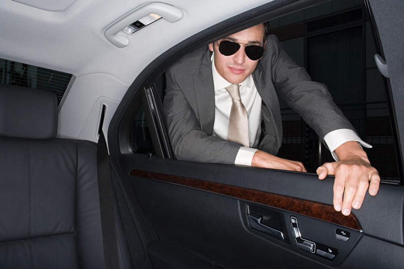 西方人,一个人,商务人士,商务男性,站,笑,微笑,横图,室外,夜晚,正面,衬衫,汽车,欧洲,欧洲人,仅一个男性,仅一个人,一辆,撑,阴影,套装,反射,墨镜,眼镜,影子,注视,车,仅一个年轻男性,太阳镜,太阳眼镜,交通工具,轿车,观察,看,站着,遮阳镜,观看,察看,撑着,关注,载具,商务装,工薪阶层,男人,男性,年轻男性,白种人,白领,上班族,站立,半身,彩图,衬衣