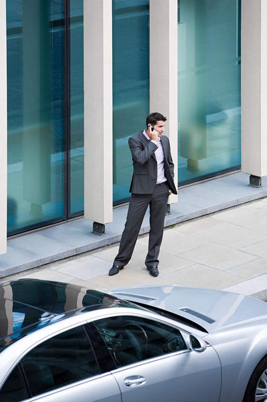 西方人,一个人,商务人士,商务男性,高楼大厦,站,打电话,竖图,俯视,室外,白天,衬衫,大厦,建筑,摩天大楼,汽车,电话,手机,欧洲,欧洲人,仅一个男性,仅一个人,一辆,握,套装,拿,听,拿着,注视,通讯设备,车,仅一个年轻男性,一个,交通工具,轿车,观察,看,站着,握着,单个,观看,察看,关注,载具,商务装,工薪阶层,交流,男人,男性,年轻男性,白种人,白领,上班族,沟通,通话,站立,彩图,高角度拍摄,全身,衬衣,大楼,高层建筑,高楼,摩天楼