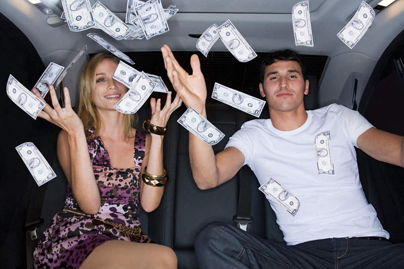 西方人,两个人,坐,投,举,笑,微笑,露齿笑,横图,室内,夜晚,正面,裙子,爱情,钱,汽车,欧洲,欧洲人,一辆,许多,连衣裙,服装,漂浮,飘扬,钱币,飘落,浪漫,注视,休闲装,车,衣服,交通工具,轿车,观察,看,托,休闲,温暖,温馨,休闲服,恩爱,钞票,金融,纸币,恋人,服饰,经济,观看,下沉,吊带裙,和睦,察看,关注,载具,降落,流通,纸钞,贸易,飘零,货币,现金,男人,男性,年轻男性,年轻女性,女人,女性,白种人,情侣,举起,举手,举着,抛,扔,撒,向上举,向上伸,向上托,掷,坐着,半身,彩图,伴侣,融洽