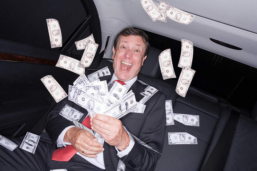西方人,一个人,商务人士,商务男性,坐,笑,大笑,横图,室内,夜晚,正面,衬衫,兴奋,钱,汽车,欧洲,欧洲人,仅一个男性,仅一个人,仅一个中年男性,一辆,许多,握,套装,漂浮,飘扬,钱币,飘落,注视,车,交通工具,轿车,观察,看,张嘴,握着,钞票,金融,纸币,经济,观看,下沉,察看,关注,载具,降落,商务装,流通,张大嘴巴,纸钞,贸易,工薪阶层,哈哈大笑,飘零,货币,现金,男人,男性,中年男性,白种人,白领,上班族,张开嘴,坐着,半身,彩图,衬衣,高兴,狂笑