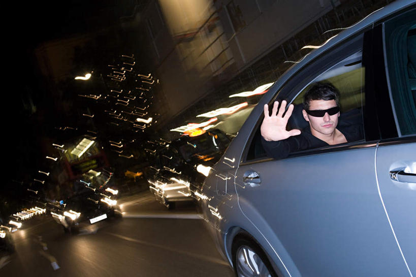 西方人,一个人,坐,举,横图,室外,夜晚,正面,道路,路,公路,汽车,欧洲,欧洲人,仅一个男性,仅一个人,一辆,阴影,服装,光线,墨镜,眼镜,影子,灯光,交通,注视,休闲装,车,仅一个年轻男性,衣服,太阳镜,太阳眼镜,交通工具,轿车,观察,看,托,休闲,休闲服,遮阳镜,服饰,观看,察看,关注,载具,男人,男性,年轻男性,白种人,马路,举起,举手,举着,向上举,向上伸,向上托,坐着,半身,彩图